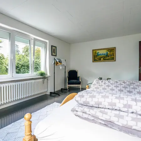 Проживание в семье Sunny Near Airport *